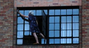 Бабуля-экстремалка моет окна (2 фото)