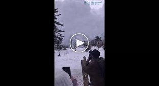 Снежная лавина накрыла лагерь туристов в Китае