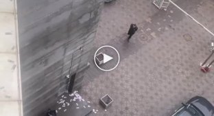 A resident of Moscow threw a huge amount of money out of the window