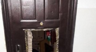 В Караганде воры разрезали ножом дверь квартиры (2 фото)