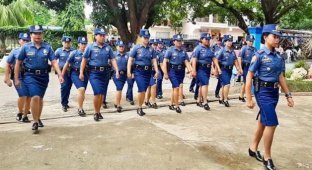 Why do the Philippine police need beautiful traffic controllers (4 photos)