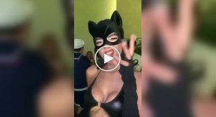 Жінка-кішка на вечірці
