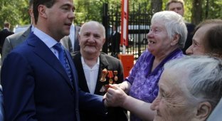 Ветеран пожертвовал "прибавку" к пенсии Медведеву для "борьбы с пенсионерами" (3 фото)