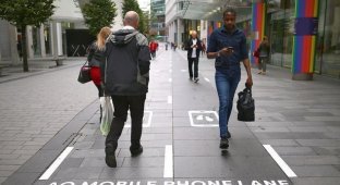 В Британии нашли решение для пешеходов, которые постоянно залипают в телефоны