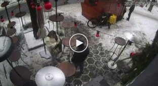 Лед с крыши упал на прохожих