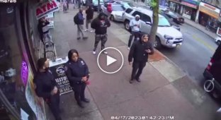 Нападение мужчины на американских полицейских