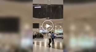 Во время сильного дождя в индийском столичном аэропорту рухнул мембранный зонт