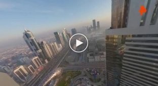 Красиво, но страшно: чемпион мира по слэклайну Джаан Руз прошел по 100-метровой стропе между башнями Дубая высотой 224 метра