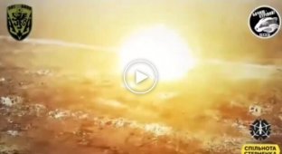 Эффектный взрыв военной техники оккупантов от попадания дрона камикадзе