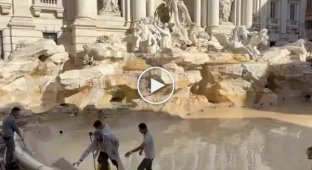 At work I shovel money: Trevi Fountain in the center of Rome