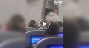 Пьяный пассажир напал на стюардесс, пытавшихся его усмирить