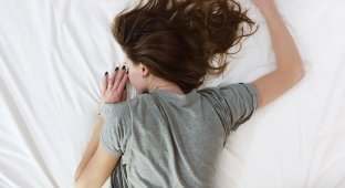Почему девушкам нельзя спать на животе? (4 фото)