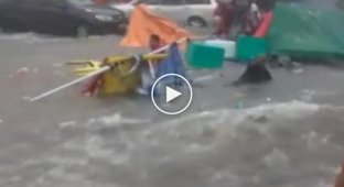 Поторговали и поплавали наводнение смыло сотни торговых палаток в Бразилии