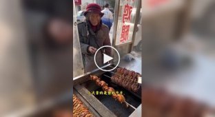 В Китае продавец шашлычной семь лет принимает у бабушки ритуальные деньги вместо настоящих