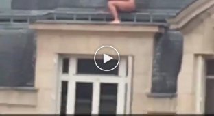 Во Франции голый любовник спрятался на крыше от вернувшегося домой мужа
