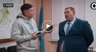 В Казахстане обнаружен чиновник с самой прочной пуговицей на пиджаке