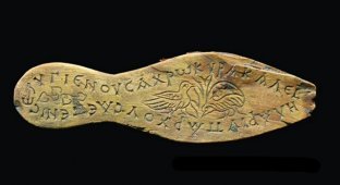 Древние сандалии с пожеланием женщинам нашли в Турции (2 фото)