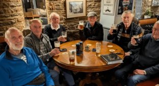 An unbreakable tradition: friends have been getting together for a beer every Thursday for 56 years (3 photos + 1 video)