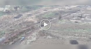 Оператор украинского дрона сбрасываниями уничтожил автомобиль с пятью российскими штурмовиками