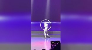 Робот попытался повторить лунную походку Майкла Джексона