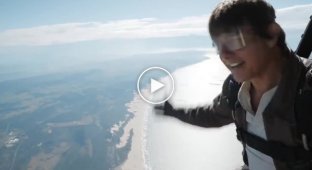 60-year-old Tom Cruise jumped out of the plane and thanked the audience