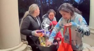 An American musician showed how mothers emptied a bucket of sweets for Halloween