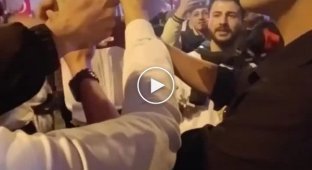 Після перемоги Ердогана на виборах президента Туреччини, хлопець із натовпу запустив феєрверк