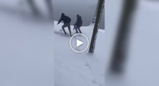 A child nearly gets hurt while sledding