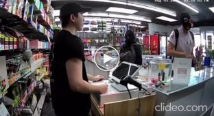 The robber decided to surround the store, but met with a desperate seller