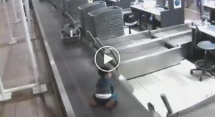 Не втрачайте з виду дітей в аеропорту!