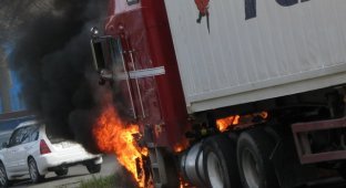 Сгоревший грузовик (4 фото)