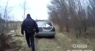 В днепропетровской области полицейские подошли к затонированной иномарке