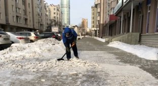 Екатеринбургские предприниматели пытаются самостоятельно решить проблему нечищеных от снега и льда улиц (2 фото + видео)
