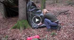 Девушка построила уютный шалаш в лесу 