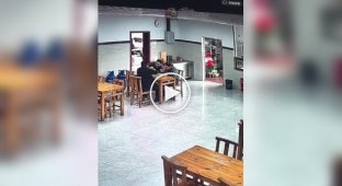 Напівголий незнайомець впав зі стелі в кафе