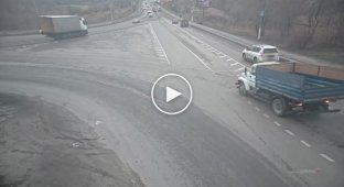 На севере Волгограда столкнулись грузовик и легковушка
