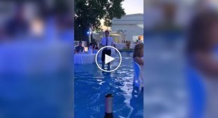 Ресторан у басейні