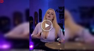 Домашние репетиции барабанщицы