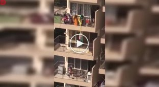 Мать опустила сына с 9-ого этажа, чтобы достать упавшую сари