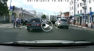 Пешеход перешел дорогу по капоту автомобиля