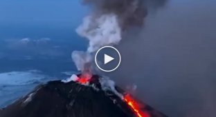 На Камчатке вулкан Ключевской начал извержение