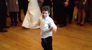 Мальчик отжигает на свадьбе