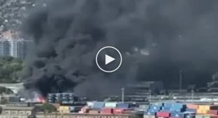В новороссийске горит грузовой терминал