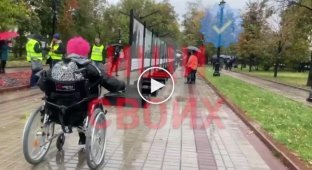 В центре Москвы на митинге заметили девушку в инвалидной коляске с плакатом