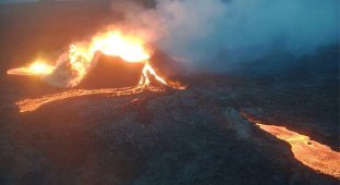 Вражаючі кадри обвалення кратера вулкана в Ісландії (5 фото + 1 відео)