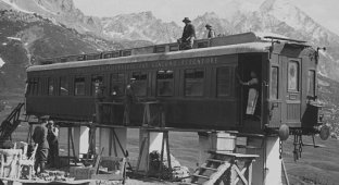 Зачем понадобились железнодорожные вагоны в Альпах, если там нет железной дороги (6 фото)