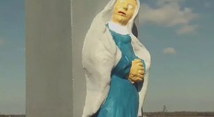 In Poland, an unknown person “restored” 200-year-old statues of Jesus and the Virgin Mary (3 photos)