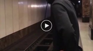 Блогер лег на рельсы московского метро