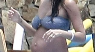 Беременная Джессика Альба в бикини на пляже (7 Фото)