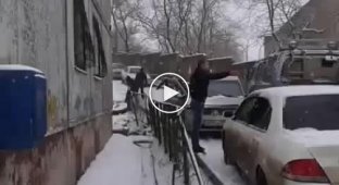 Жертвы первого снега во Владивостоке